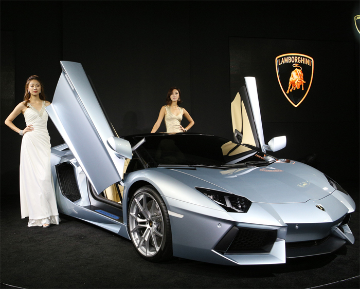 아벤타도르 LP700-4 로드스터(Aventador LP700-4 Roadster)'를 국내 출시